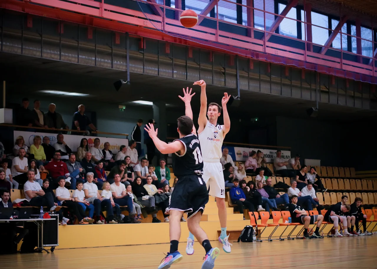 Tomáš Bělohradský v dresu Wolves – pod košem